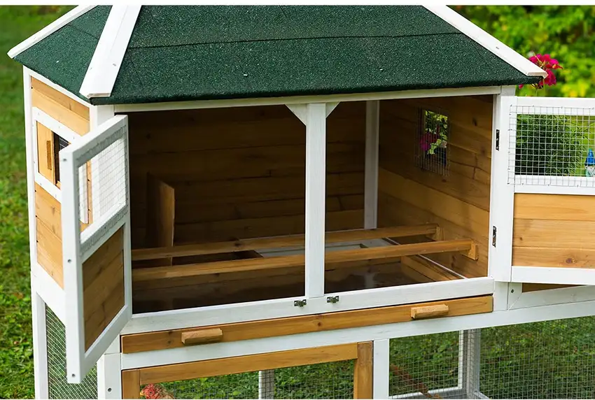 Prevue Pet Products 4701 Chicken Coop with Herb Planter Photo 4